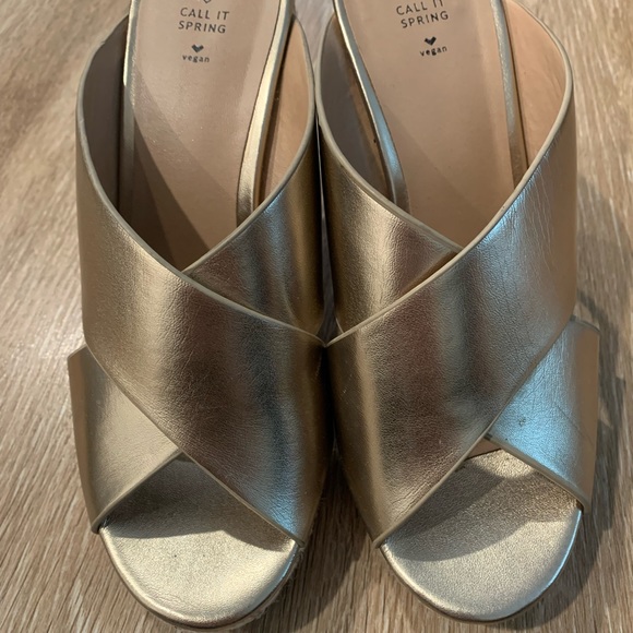Vegan Leather Gold Wedges 7.5M like new! - Picture 3 of 4